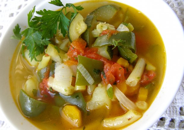 Fotografia przedstawiająca lekka warzywna zupa na maśle...