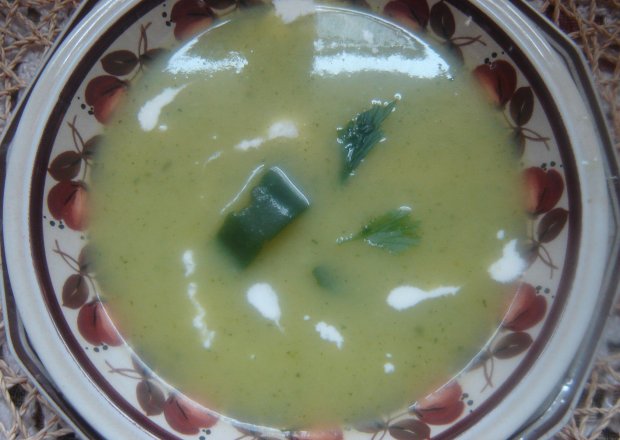 Fotografia przedstawiająca Lekka zupa cukiniowa