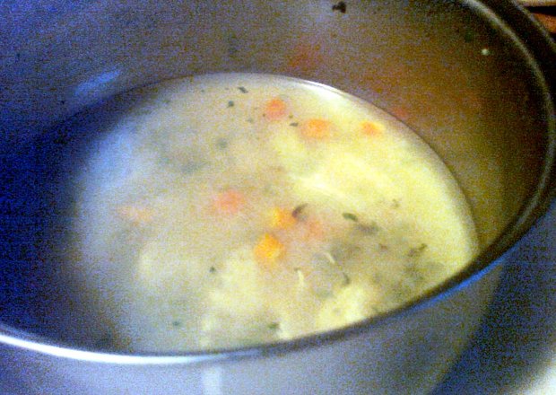 Fotografia przedstawiająca lekka zupa jarzynowa