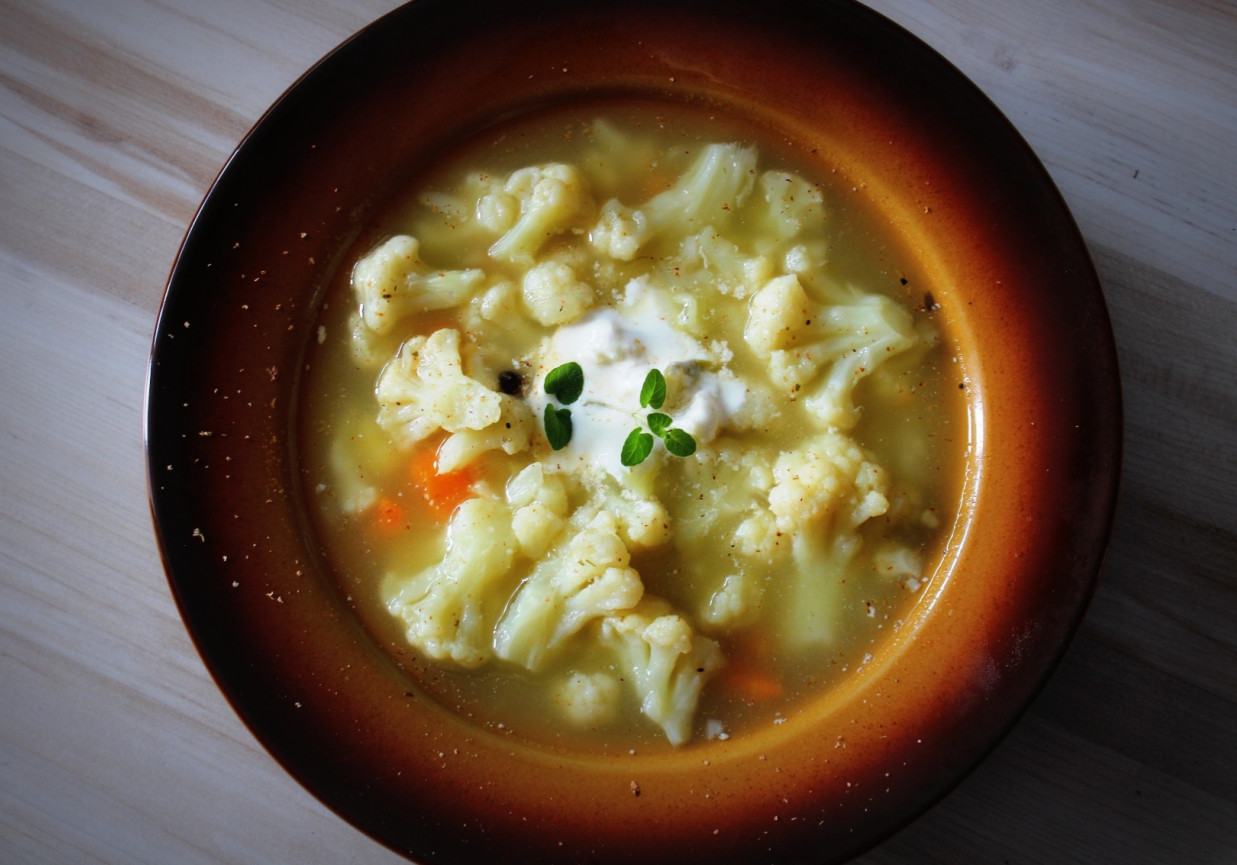 Lekka zupa kalafiorowa z gałką muszkatołową foto