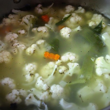 Krok 2 - Lekka zupa kalafiorowa z gałką muszkatołową foto