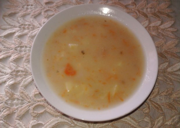 Fotografia przedstawiająca lekka zupa marchewkowa