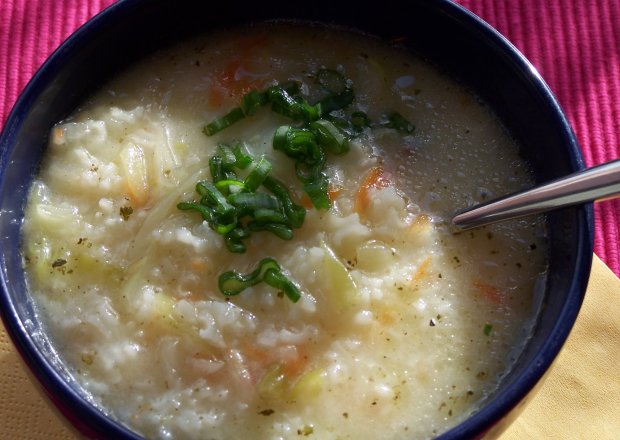 Fotografia przedstawiająca Lekka zupa na upalne dni, czyli ryżowa z kapustą :)