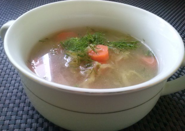Fotografia przedstawiająca Lekka zupa ogórkowa z ryżem