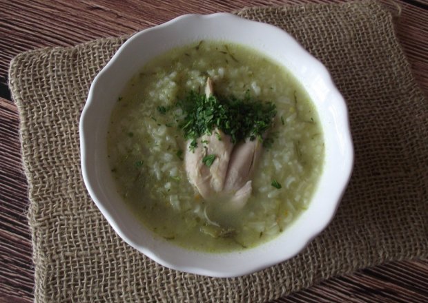 Fotografia przedstawiająca Lekka zupa ogórkowo ryżowa