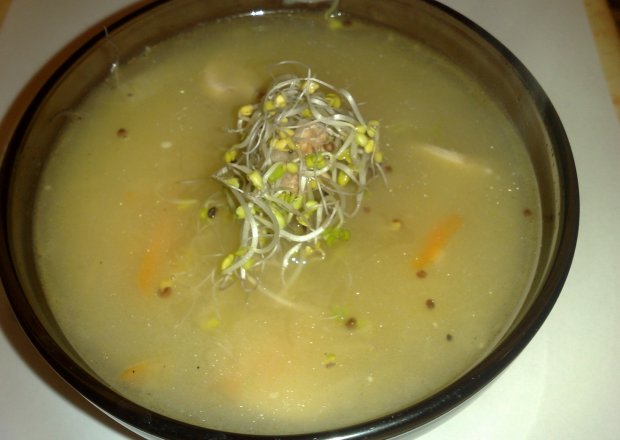 Fotografia przedstawiająca lekka zupa pieczarkowa z kiełkami