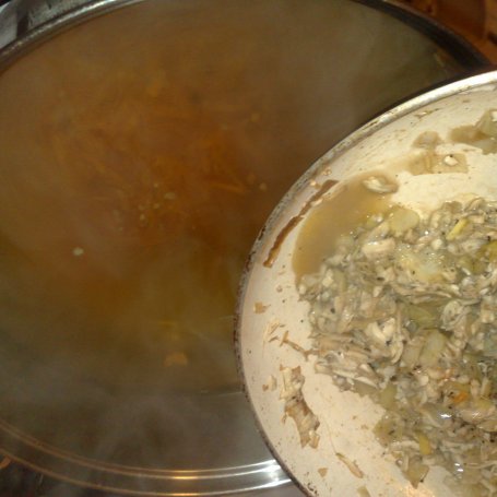 Krok 2 - lekka zupa pieczarkowa z kiełkami foto