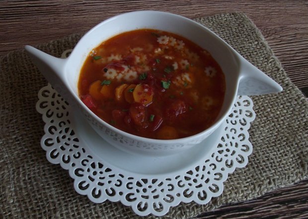Fotografia przedstawiająca Lekka zupa pomidorowa z duszonych warzyw