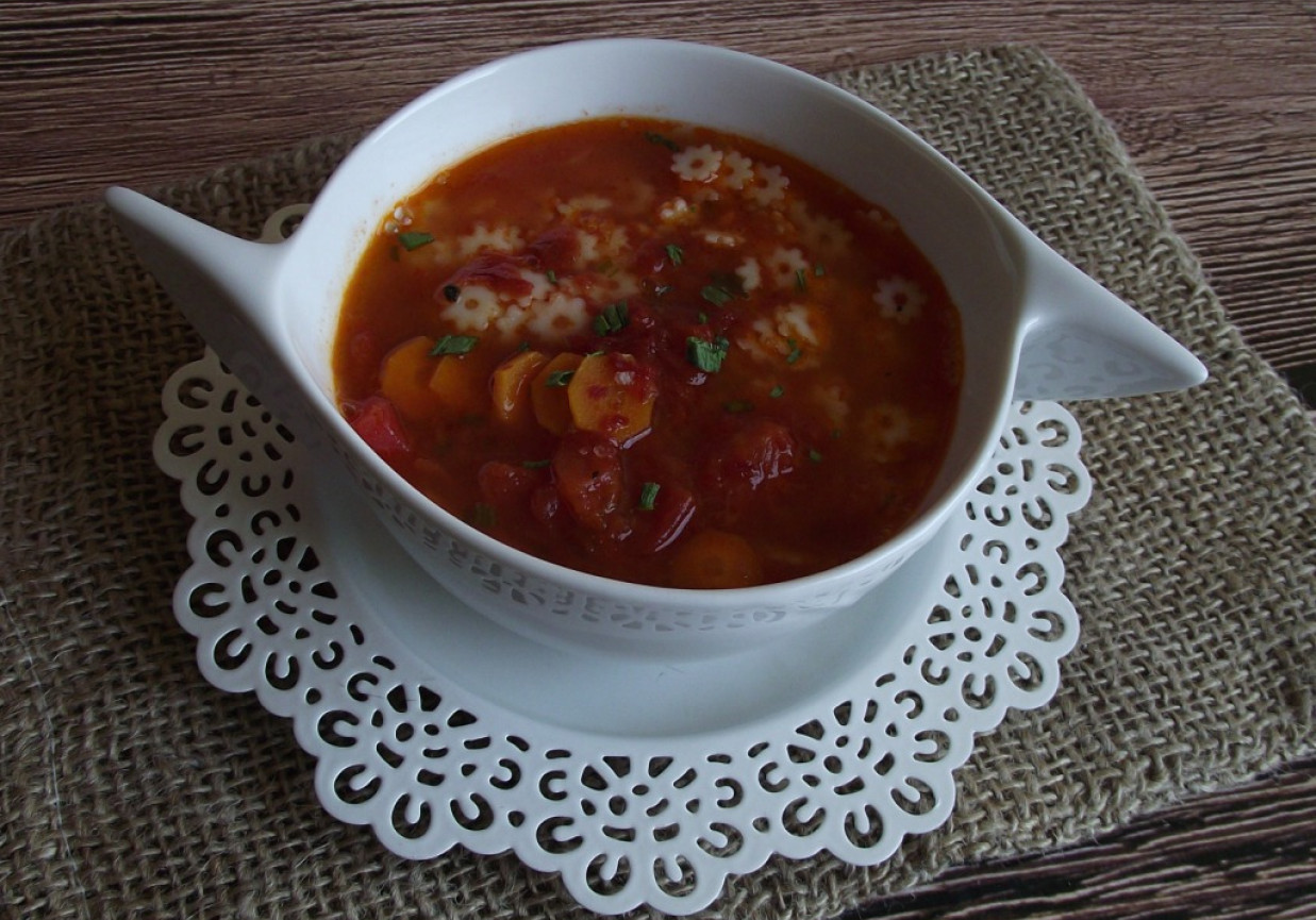 Lekka zupa pomidorowa z duszonych warzyw foto