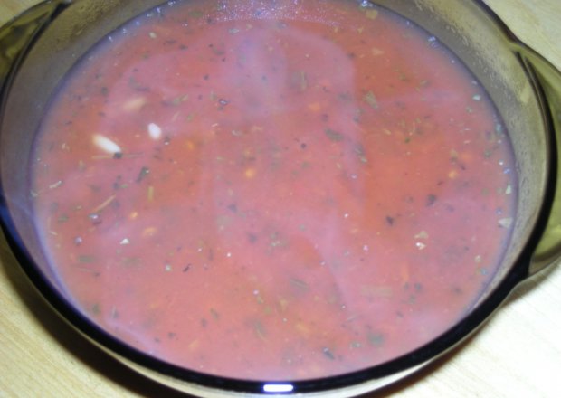 Fotografia przedstawiająca lekka zupa pomidorowa z majerankiem