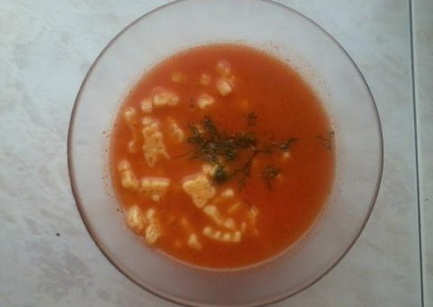 Fotografia przedstawiająca Lekka zupa pomidorowa z makaronem