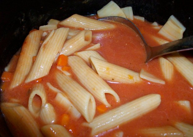 Fotografia przedstawiająca lekka zupa pomidorowa