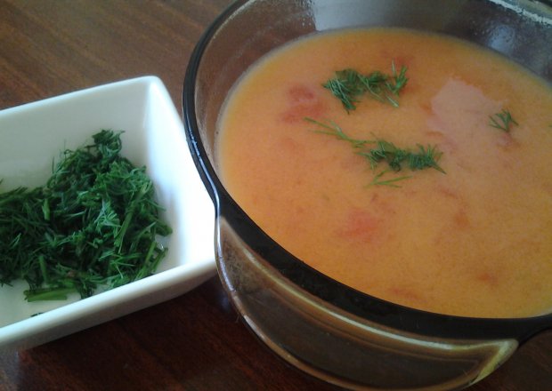 Fotografia przedstawiająca lekka zupa pomidorowa.