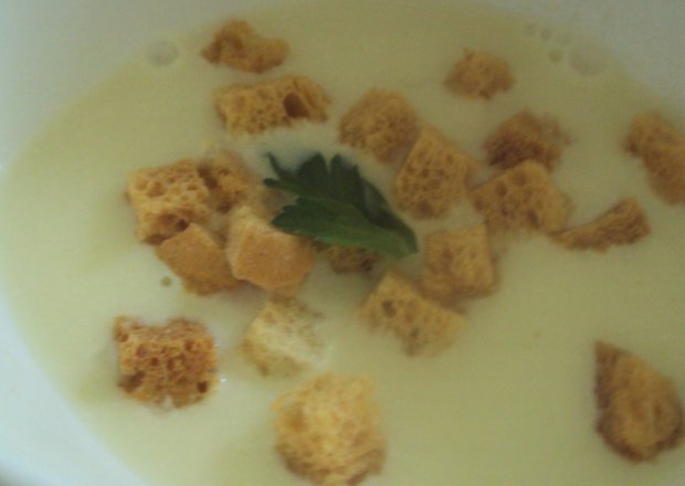Fotografia przedstawiająca lekka zupa porowa