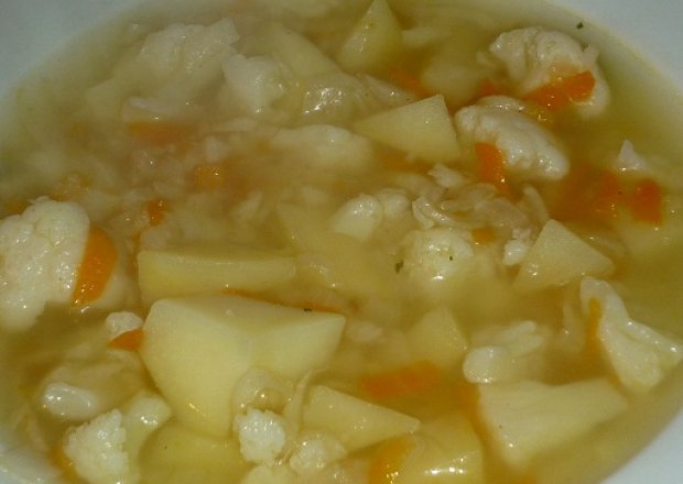 Fotografia przedstawiająca Lekka zupa warzywna z kalafiorem