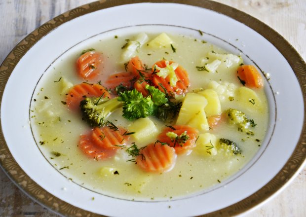 Fotografia przedstawiająca Lekka zupa warzywna