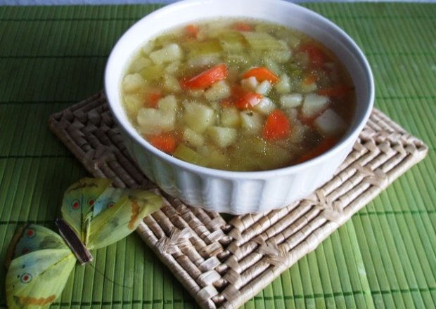 Fotografia przedstawiająca Lekka zupa warzywna