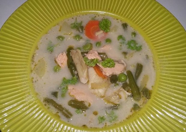 Fotografia przedstawiająca Lekka zupa warzywno-rybna z mlekiem kokosowym