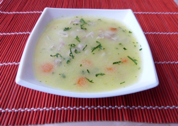Fotografia przedstawiająca Lekka zupa z kaszą manną