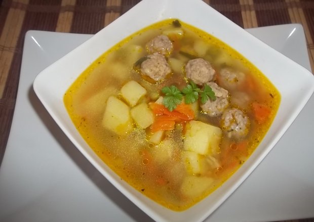 Fotografia przedstawiająca Lekka zupa z mięsnymi kuleczkami