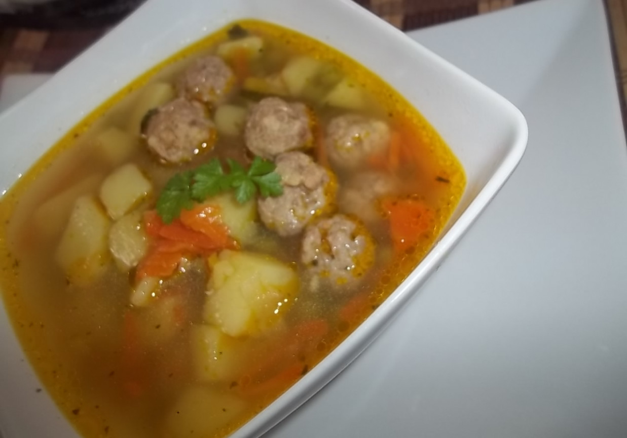 Lekka zupa z mięsnymi kuleczkami foto