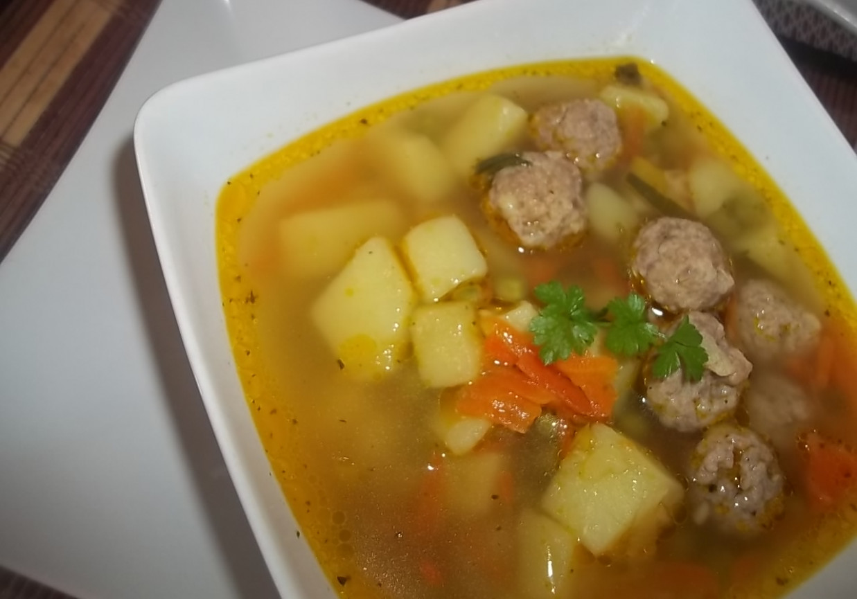 Lekka zupa z mięsnymi kuleczkami foto