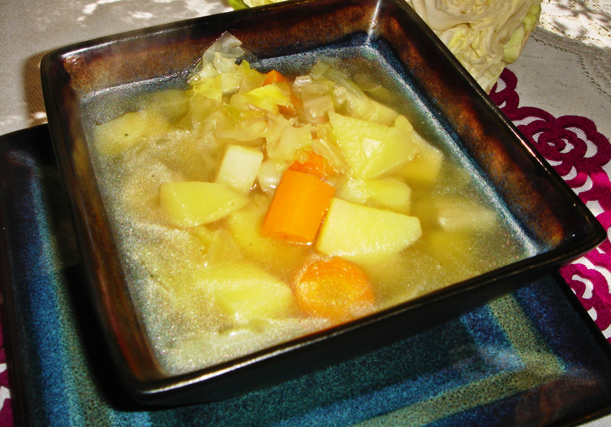 Lekka zupa z młodych warzyw foto