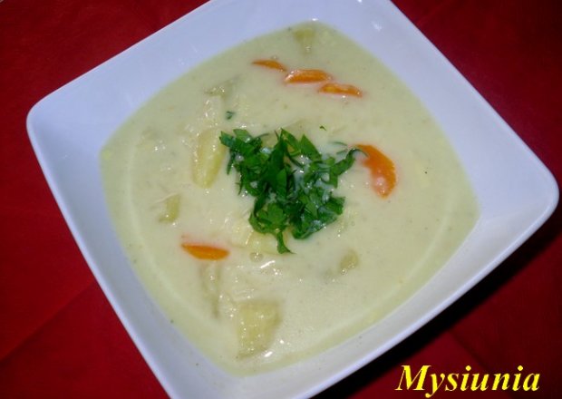 Fotografia przedstawiająca Lekka zupa z ryżem