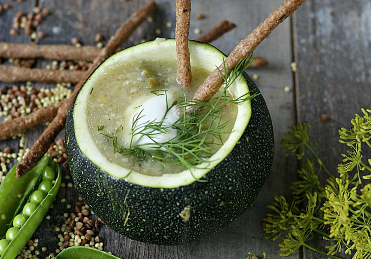 Lekka zupa z sezonowych warzyw z kaszą jaglaną i gryczanymi paluszkami foto
