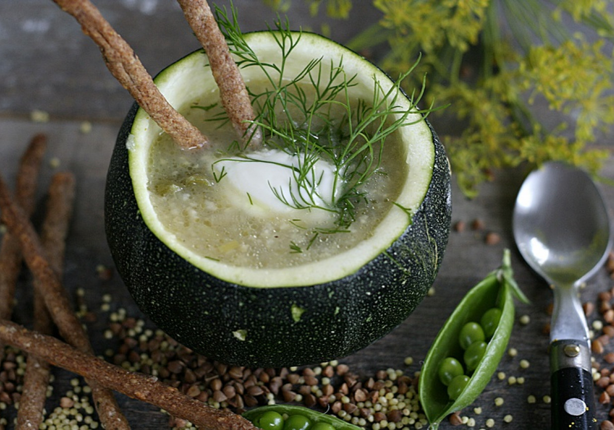 Lekka zupa z sezonowych warzyw z kaszą jaglaną i gryczanymi paluszkami foto