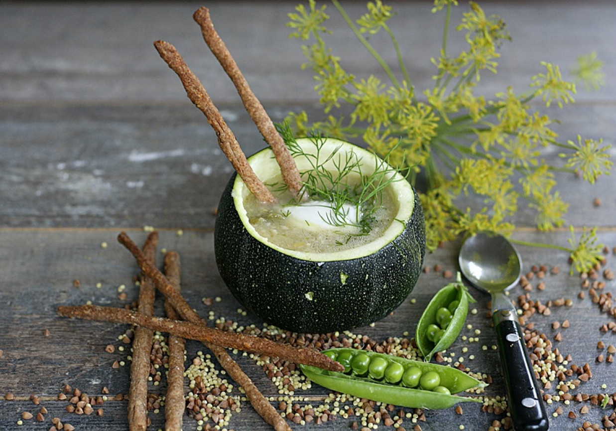 Lekka zupa z sezonowych warzyw z kaszą jaglaną i gryczanymi paluszkami foto