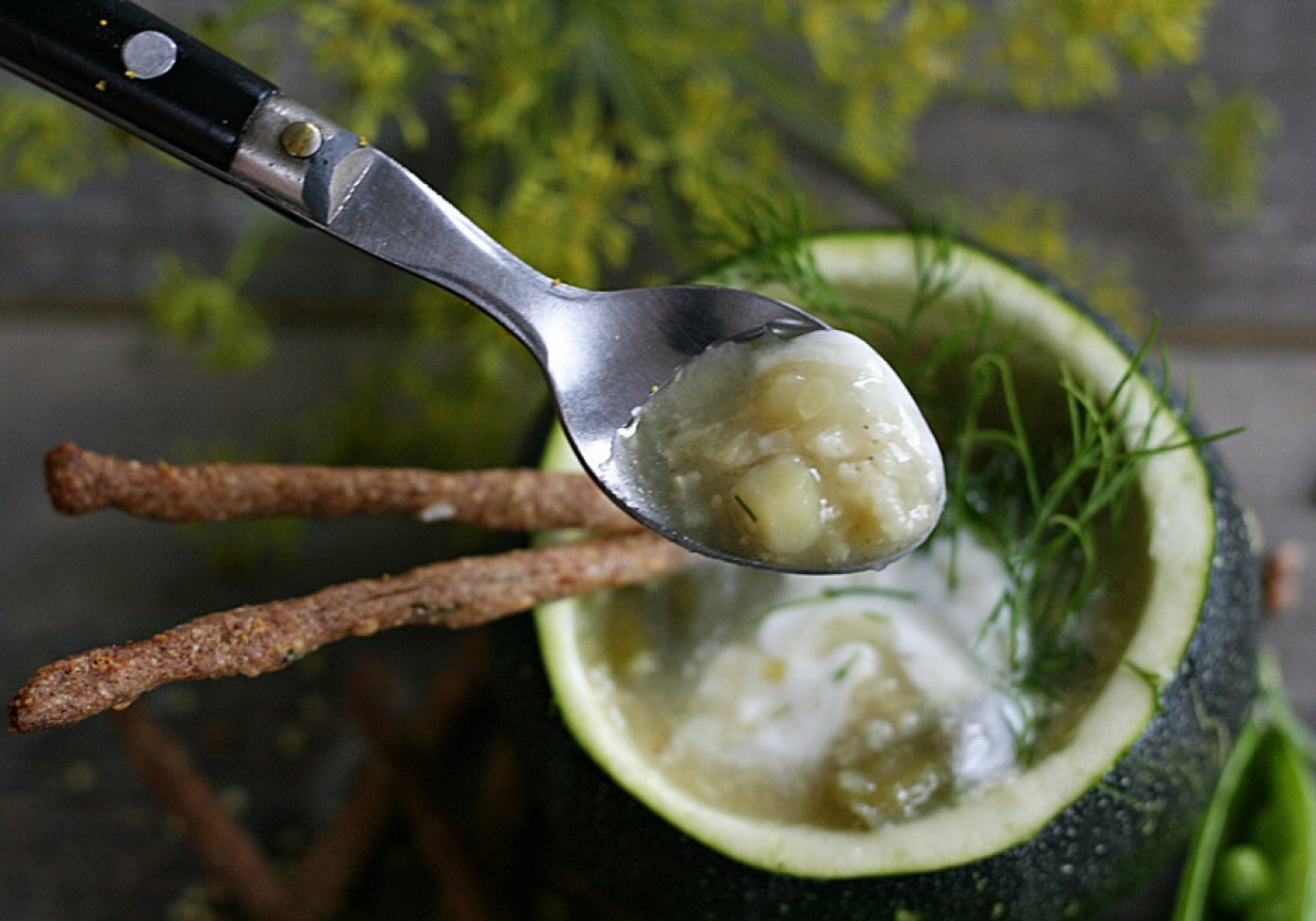 Lekka zupa z sezonowych warzyw z kaszą jaglaną i gryczanymi paluszkami foto