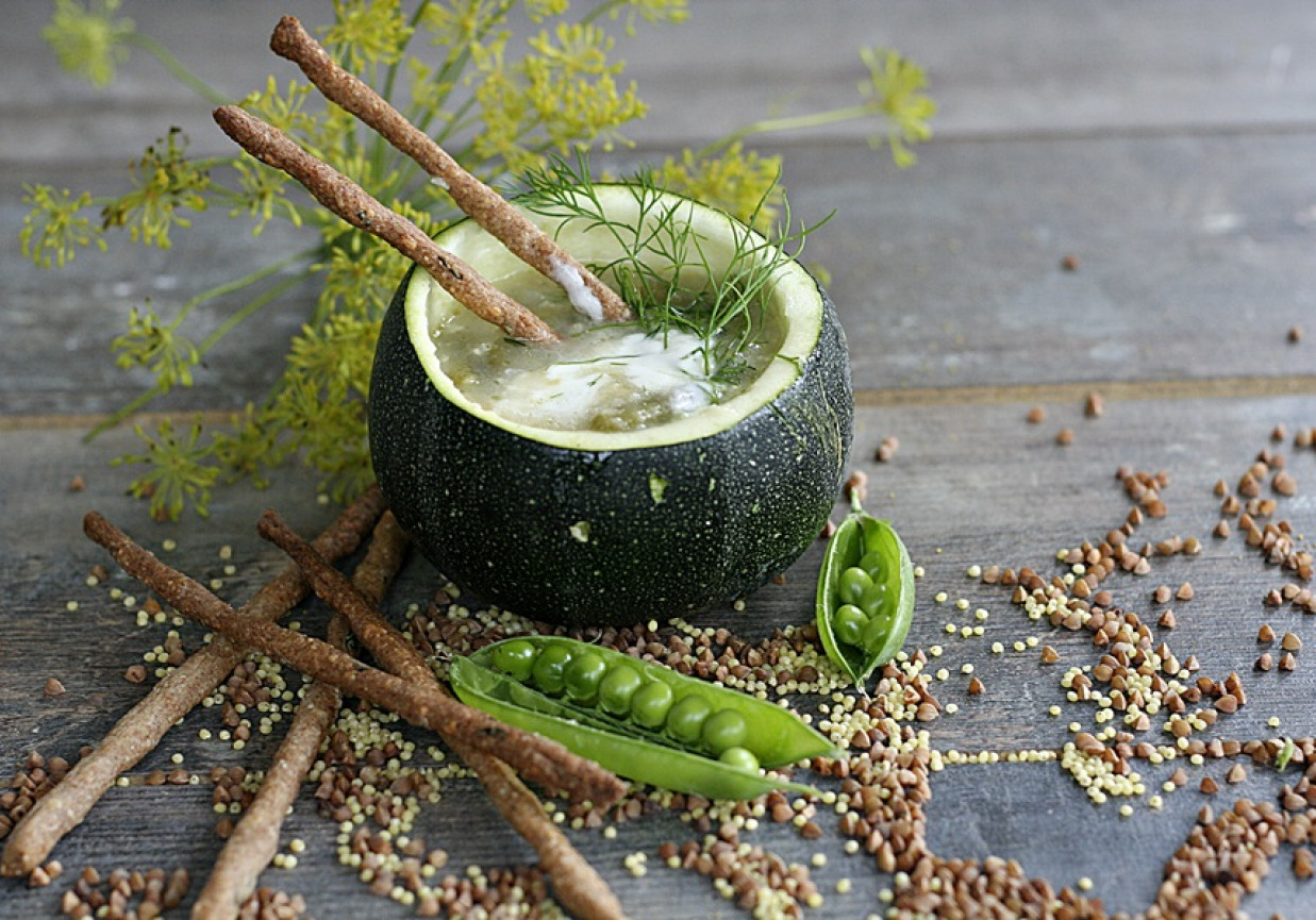 Lekka zupa z sezonowych warzyw z kaszą jaglaną i gryczanymi paluszkami foto