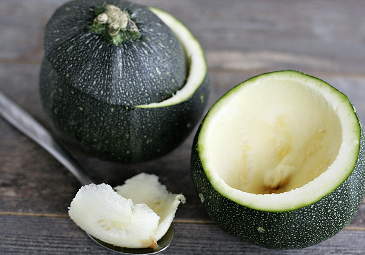 Lekka zupa z sezonowych warzyw z kaszą jaglaną i gryczanymi paluszkami foto