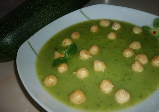 Fotografia przedstawiająca Lekka zupa-krem z cukinii