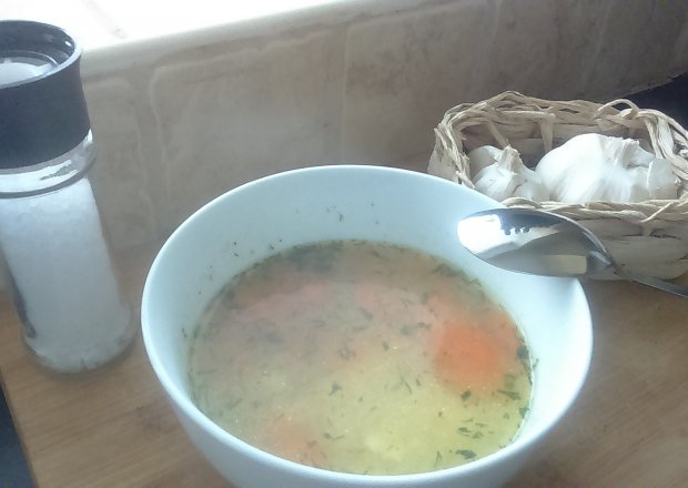 Fotografia przedstawiająca Lekka zupka z lanymi kluseczkami