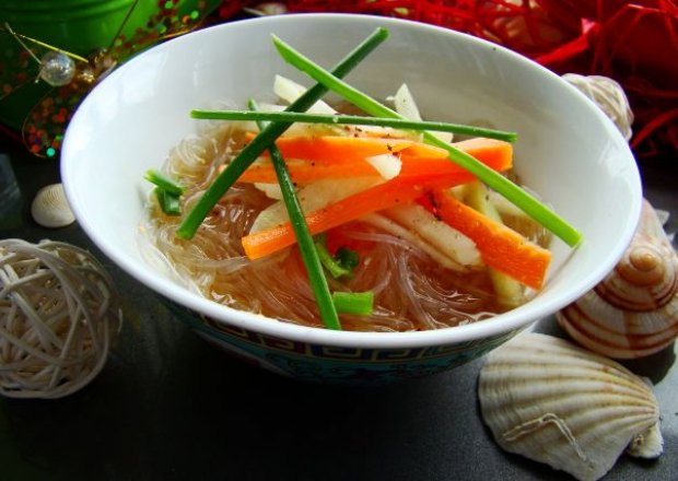 Fotografia przedstawiająca Lekka zupka z makaronem ryżowym