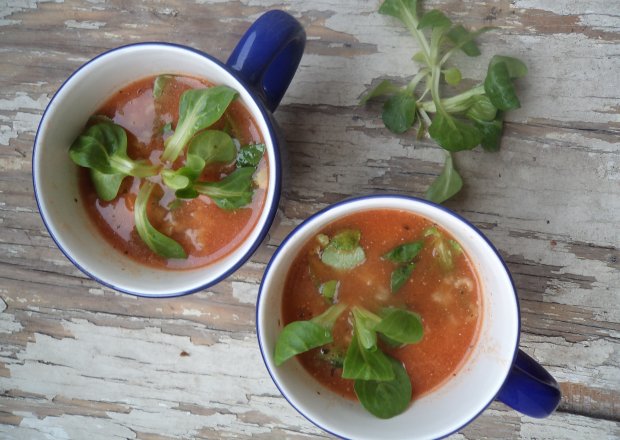 Fotografia przedstawiająca Lekka zupka z pomidorową nutą -zaserwowana z roszponką :)