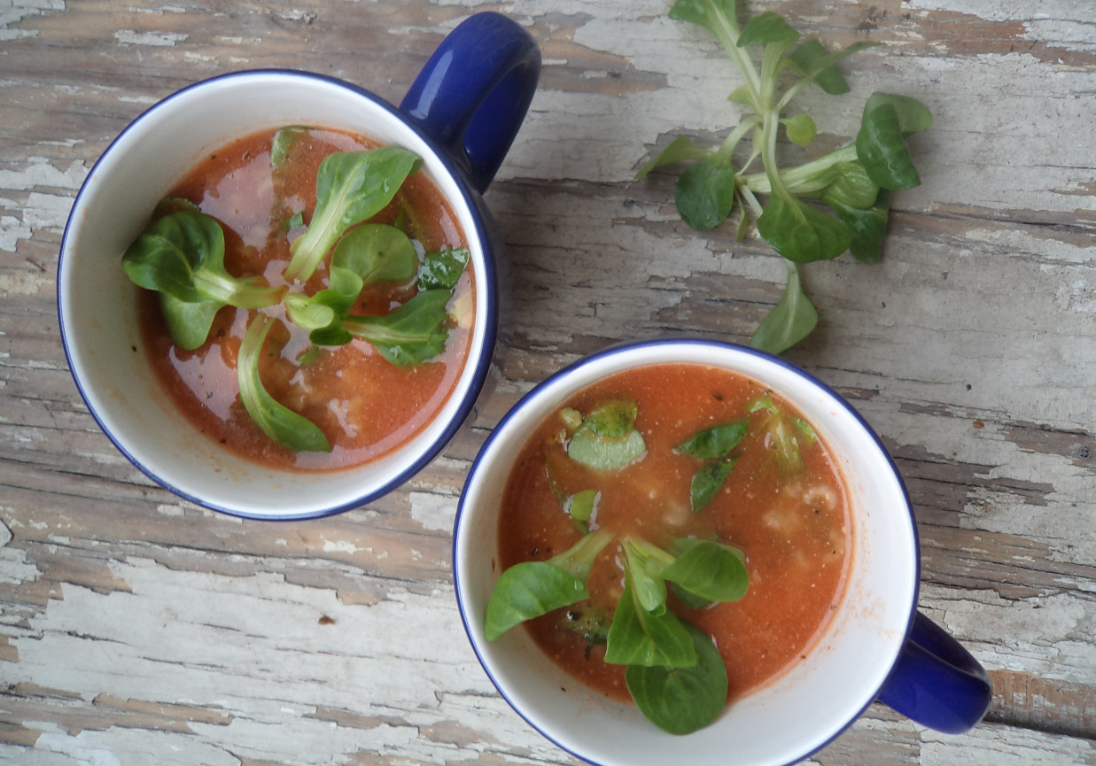 Lekka zupka z pomidorową nutą -zaserwowana z roszponką :) foto