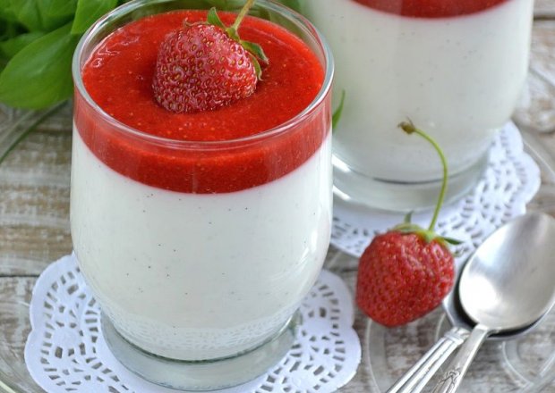 Fotografia przedstawiająca Lekki deser jogurtowy z musem truskawkowym