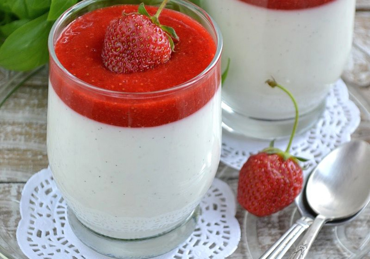 Lekki deser jogurtowy z musem truskawkowym  foto