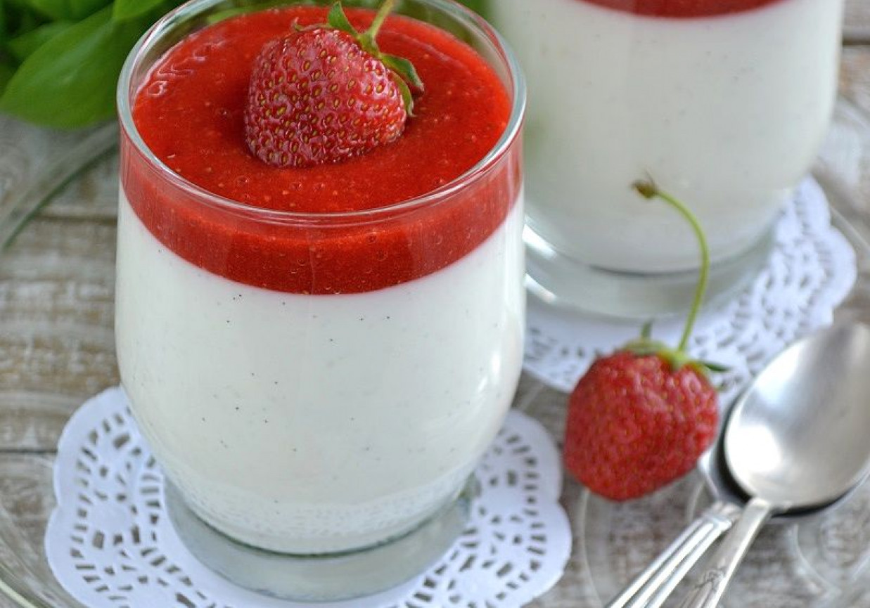 Lekki deser jogurtowy z musem truskawkowym  foto