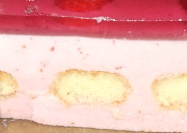 Fotografia przedstawiająca Lekki deser serniczkowy z truskawkami