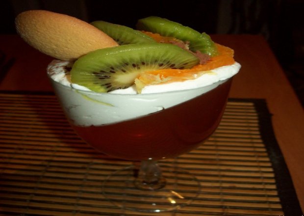 Fotografia przedstawiająca Lekki deser z pianką i z owocami