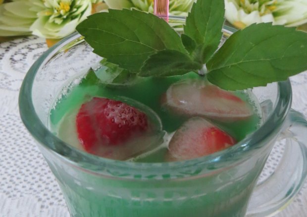 Fotografia przedstawiająca Lekki drink "Zielona truskawka"