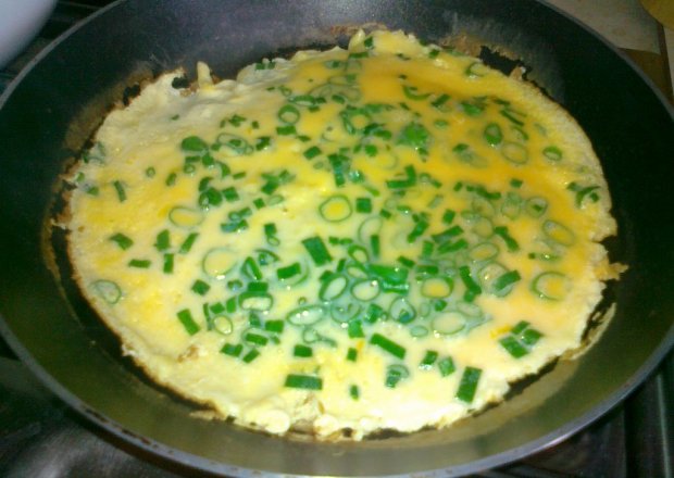 Fotografia przedstawiająca lekki omlet ze szczypiorkiem