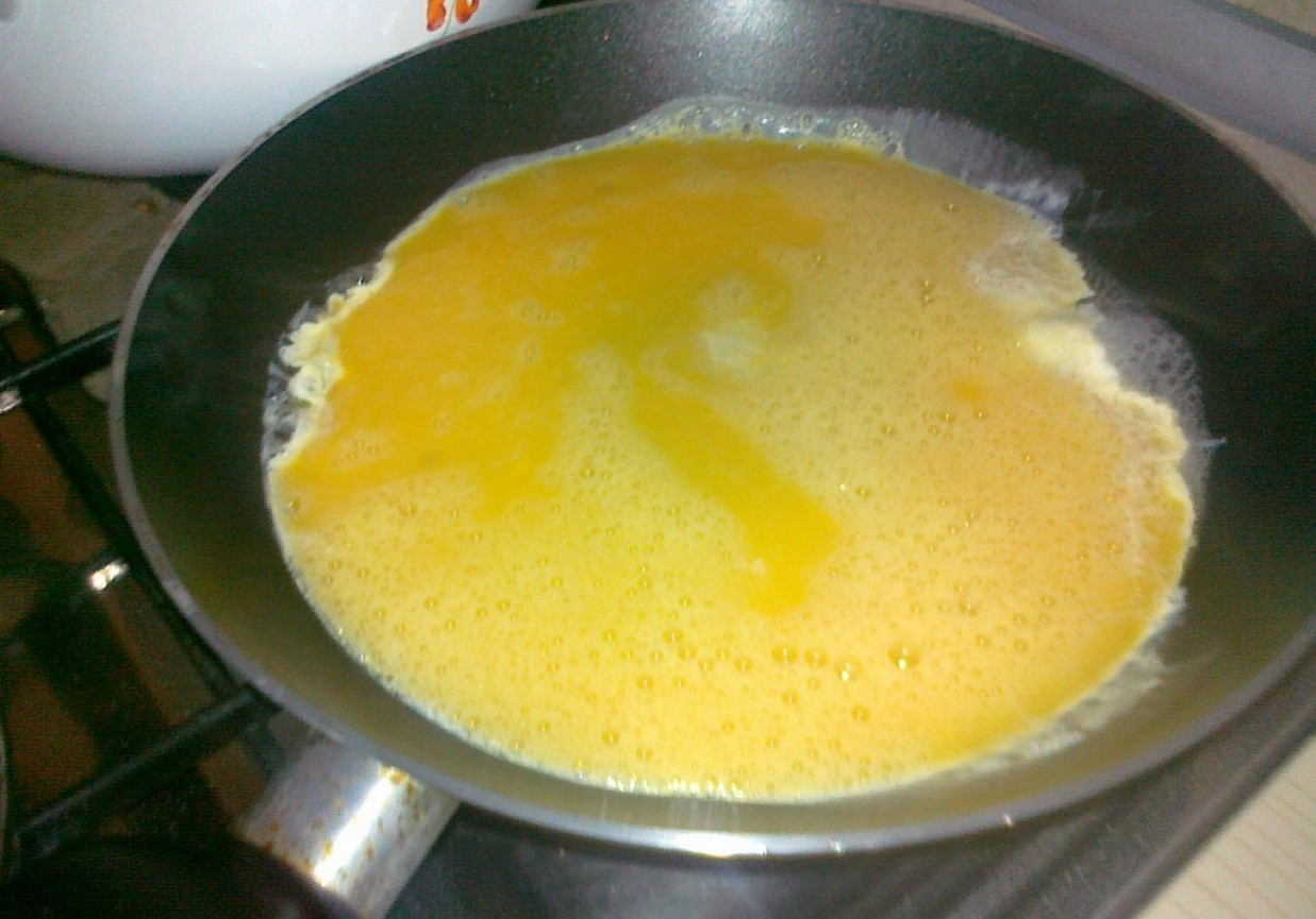 lekki omlet ze szczypiorkiem foto