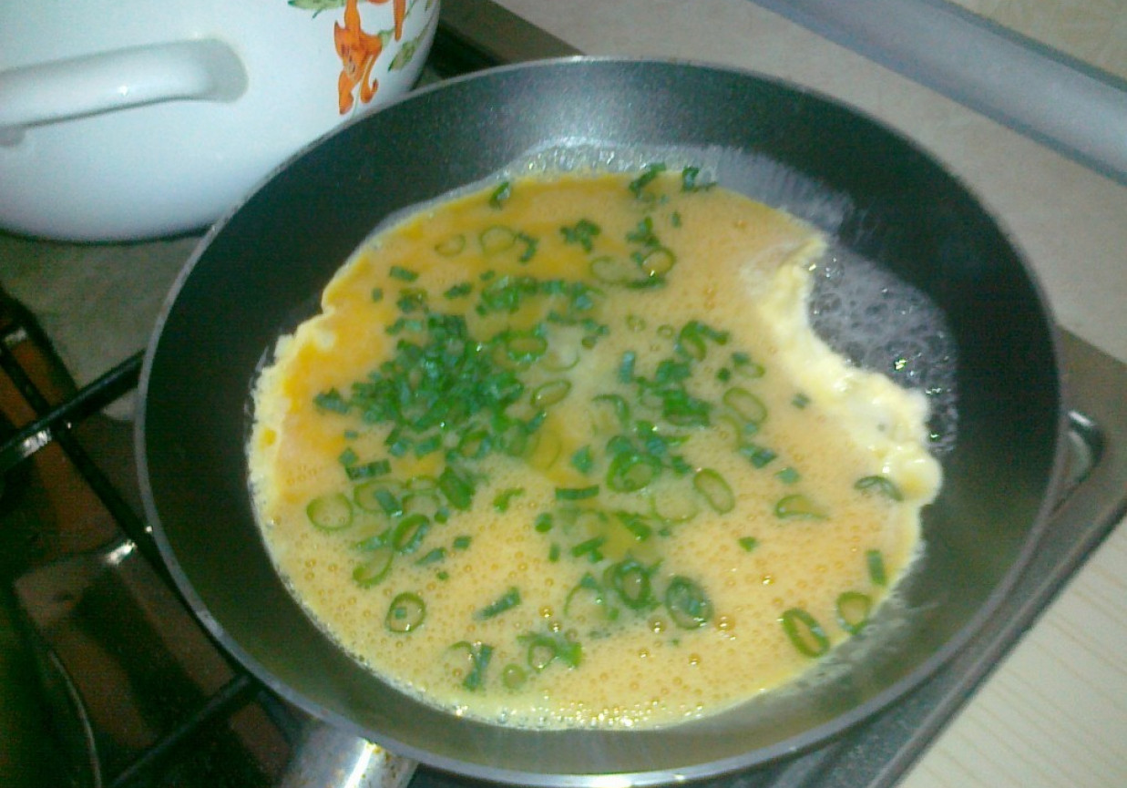 lekki omlet ze szczypiorkiem foto