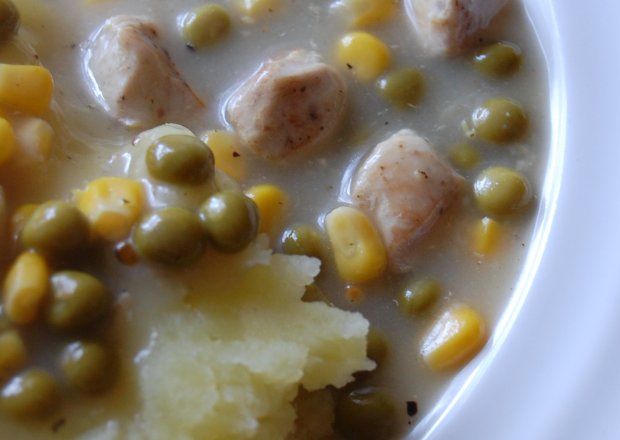Fotografia przedstawiająca Lekki sos drobiowy z groszkiem i kukurydzą