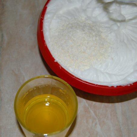 Krok 4 - Lekki torcik jogurtowy z pianką cytrynową foto